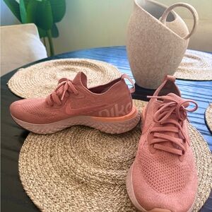 NIKE Epic React Flyknit Sneaker